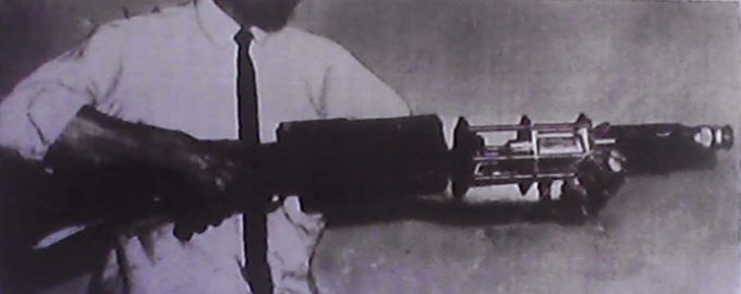 LASER-Gewehr von 1964. Die Waffe war geeignet, einen Gegner auf ca.1,5 km Entfernung zu blenden oder seine Kleidung in Brand zu schießen. Das Gewehr wurde von einer Batterie gespeist. Eine hohe Anzahl Blitze im Abstand von je 10 Sekunden war möglich. --- 
Für den Einsatz im verdeckten Kampf ist die Leistungsabgabe wegen Auffälligkeit wahrscheinlich schon zu hoch! (nach INTERAVIA, Genf, 5/1964)
Diese Uralt-Waffe hat heute die Größe von einem Handy  mit allen Hightech-Funktionen wie Zieldetektion und Steuerung incl. elektron.Stabilisator, Tracking, GPS etc.pp.
Infrarot-Strahlung ist nicht sichtbar und aber tw. durchdringender!!!
(Bildzitat zur Erläuterung, als Hinweis oder zur Veranschaulichung, um der übergeordneten gesetzlichen Pflicht zur Hilfeleistung für Verbrechensopfer oder zur Verbrechensvorbeugung nachzukommen)