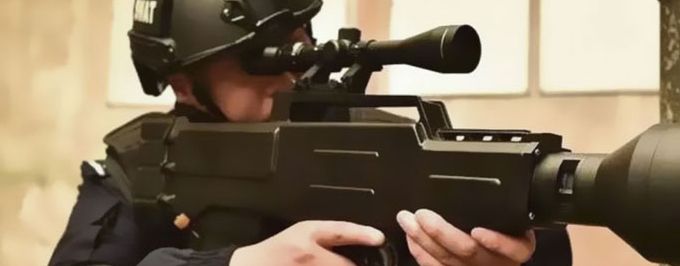 Bildzitat zur Veranschaulichung (Pflicht zur Verbrechensverhütung nach StGB) der Existenz von Geheimdienstwaffen - Hier hilft nur noch Alu, Kupfer, Stahl uä. oder Beten! - Wer das verhöhnt, gehört zu den Tätern, Herr B.Präsident!
Bei gleichzeitiger unterschwelliger Coronaerkrankung reicht schon ein diffuser Schuss auf die Brust* oder Rücken - aha, jetzt haben wir einen schweren 